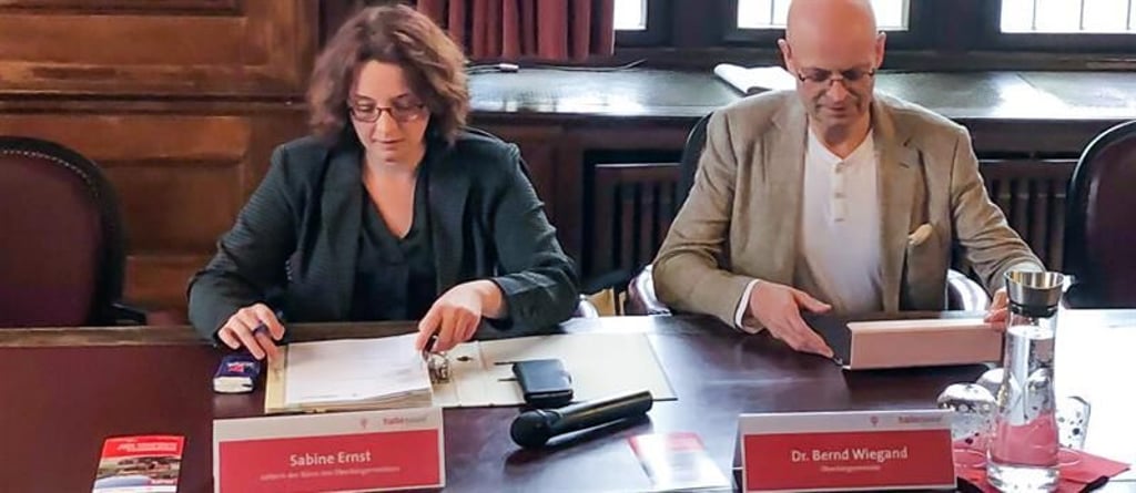 Sie waren über Jahre das mächtigste Team im Ratshof: Oberbürgermeister Bernd Wiegand und seine Büroleiterin Sabine Ernst. Jetzt hat die Staatsanwaltschaft gegen beide wegen ihrer Rolle in der "Impfaffäre" Anklage erhoben.