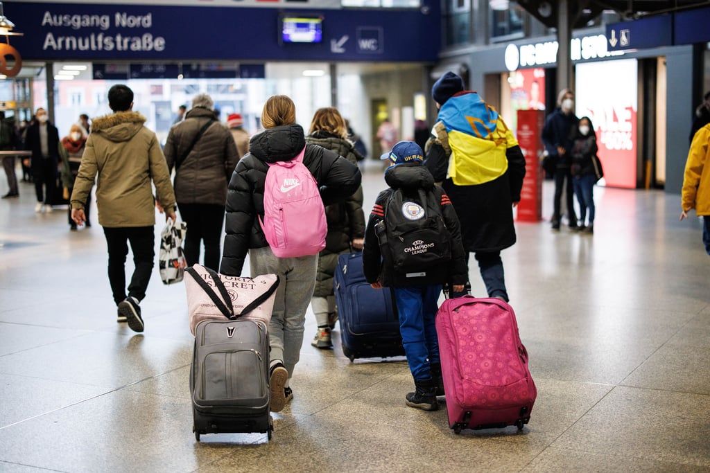 Eine ukrainische Familie kommt am Hauptbahnhof in München an. Auch in Magdbeurg werden weitere Flüchtlinge erwartet.