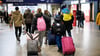 Eine ukrainische Familie kommt am Hauptbahnhof in München an. Auch in Magdbeurg werden weitere Flüchtlinge erwartet.  