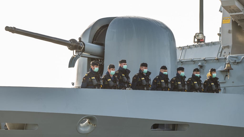 Marinesoldaten der Korvette "Erfurt" auf dem Schiff, während sie den Marinestützpunkt Wilhelmshaven verlassen, um sich der Standing NATO Maritime Group 1 (SNMG 1) anzuschließen.