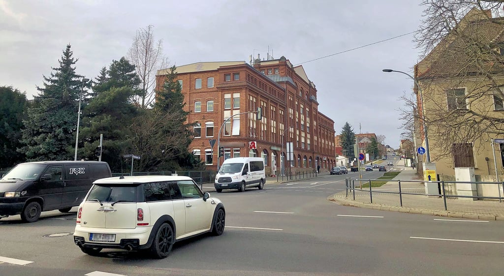 Dreh- und Angelpunkt der Unterstadt ist die Kreuzung von Leipziger, Weißenfelser, Naumburger und Donaliesstraße mit dem schicken, sanierten Industriegebäude links und dem verfallenen Gasthof Grüne Aue rechts. Die Weißenfelser Straße hat nach dem grundhaften Ausbau gewonnen.