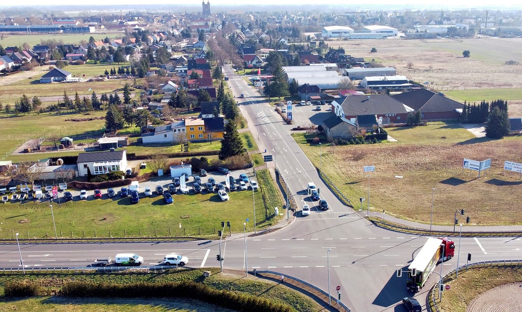 Die Stadt Seehausen würde die gut 60 Meter Radweg von der „Sachsenfalle“-Kreuzung in Richtung Osten bis Aldi durchaus gern vom Land mit bauen lassen, wenn die gleiche Piste an der B 190 gen Westen entsteht. Nur ist noch nicht klar, ob das Geld im Stadtetat für das laufende Jahr die Finanzierung des Lückenschlusses zulässt.