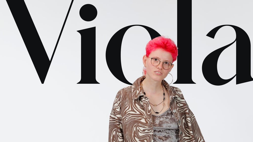 GNTM-Kandidatin Viola fiel zu Staffel-Beginn besonders auf.