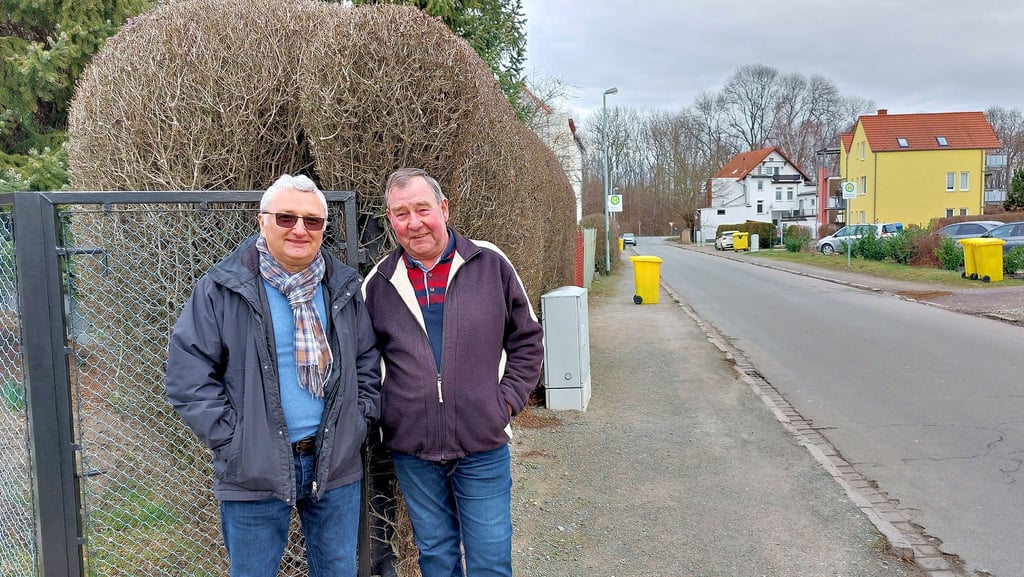 Günter Troitsch und Siegfried Buchberger fordern den Ausbau der desolaten Mahndorfer Straße in Halberstadt. Bereits vor 20 Jahren musste Günter Troitsch einen Teil seines Grundstücks verkaufen, weil die Straße verbreitert werden sollte. Die Hecke ist seit dem nicht mehr seine, er pflegt sie trotzdem weiter.