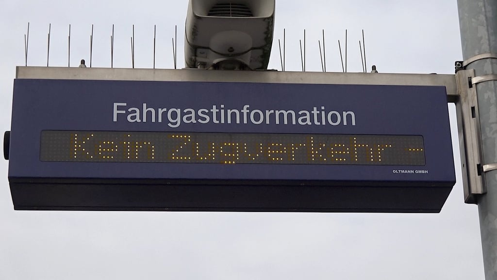 Unbekannte Täter haben auf der Bahnstrecke bei Oschersleben Lichtwellenleiterkabel gestohlen und damit den Zugverkehr auf der Strecke Magdeburg - Halberstadt sowie in die entgegengesetzte Richtung lahmgelegt. Die Reperatur soll bis zum Abend andauern.
