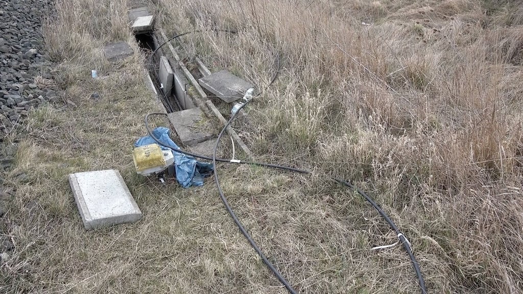 Unbekannte Täter haben auf der Bahnstrecke bei Oschersleben Lichtwellenleiterkabel gestohlen und damit den Zugverkehr auf der Strecke Magdeburg - Halberstadt sowie in die entgegengesetzte Richtung lahmgelegt. Die Reperatur soll bis zum Abend andauern.