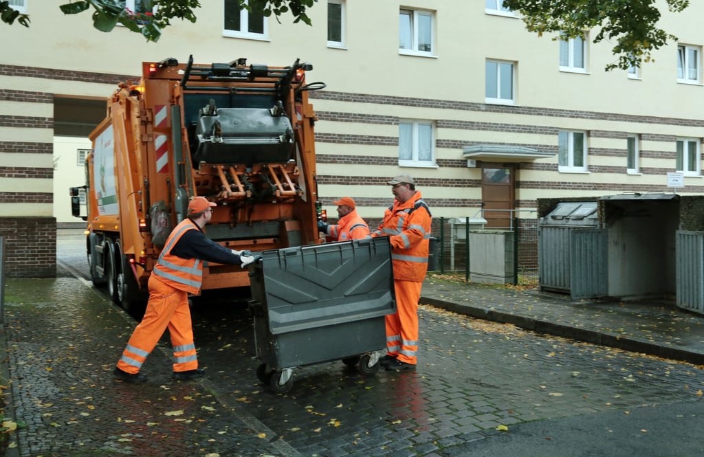 Die Müllabfuhr kommt. Wenn ein neues System eingeführt wird, dann werden im Salzlandkreis Leerungsgebühren berechnet.