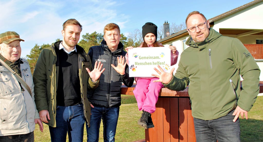 Riefen am Dienstag zur Ukraine-Hilfe auf (von links): Martin Nahrendorf (Einheitsgemeinde), Artem Sikulskyi (TuS Bismark), die sechsjährige Anastasia (erstes Flüchtlingskind aus der Ukraine in der Region) und Mirko Völkel (TuS Bismark).