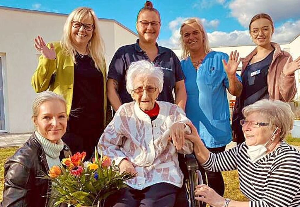 Rosa Sahm (mitte) aus dem Seniorenwohnpark Zielitz feierte ihrem 101. Geburtstag.