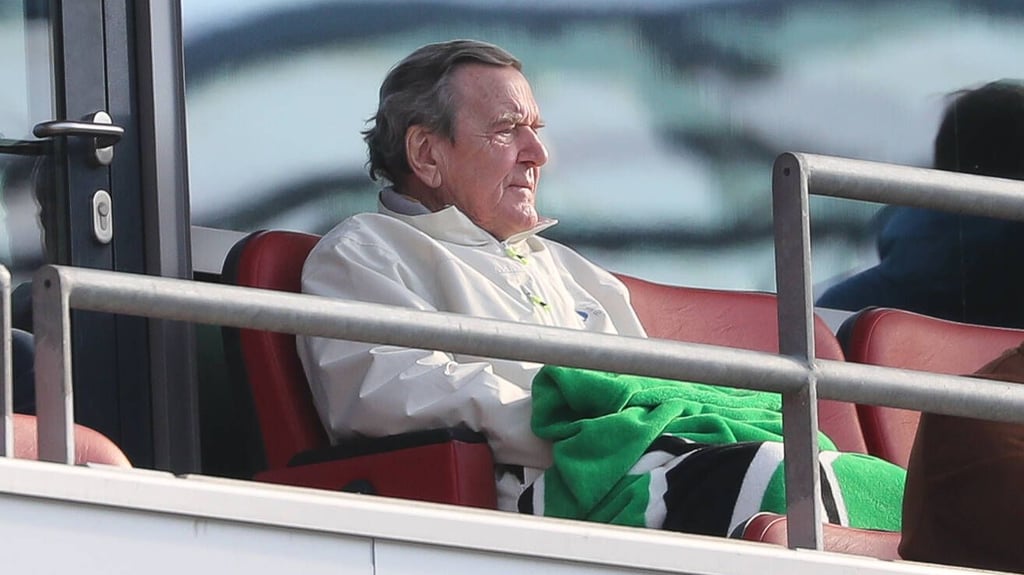 Ist Fan von Zweitligist Hannover 96: Gerhard Schröder beim Spiel gegen Darmstadt am Mitte Februar.