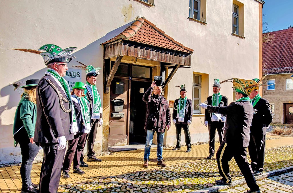 Vorbei: Pretzscher Karnevalisten geben Bürgermeister Clemens Zugowski den Rathausschlüssel zurück.