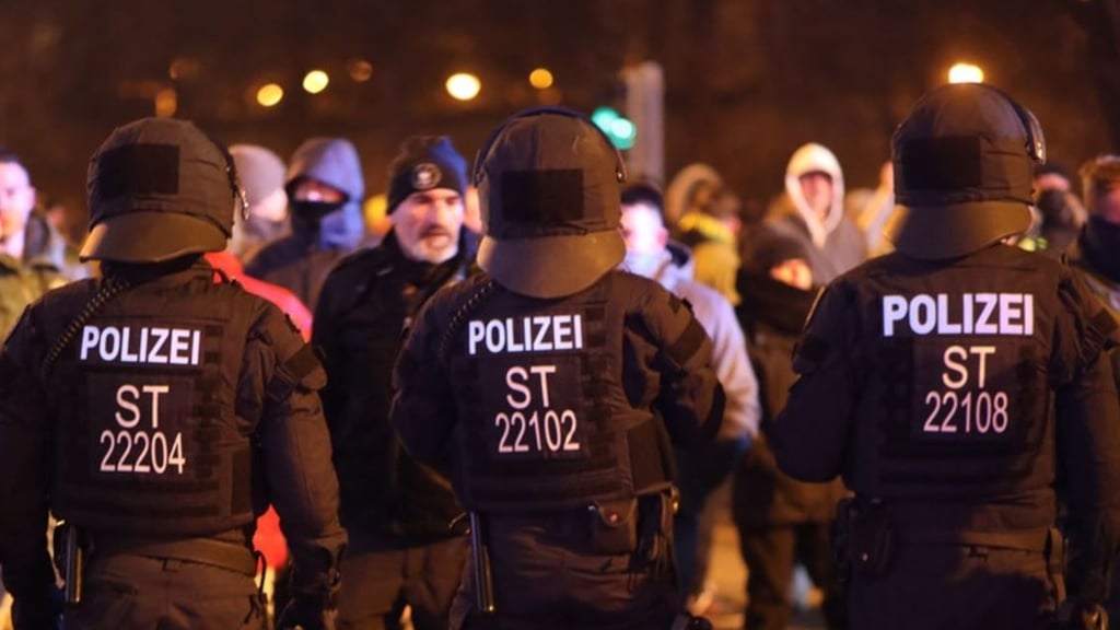 Bei Corona-Protesten auch in Sachsen-Anhalt sind Tausende Einsatzstunden der Polizeikräfte entstanden. Wie hoch die dabei entstandenen Kosten für den Steuerzahler ausfallen, bleibt für das Innenministerium bislang nicht bezifferbar. Symbolbild: