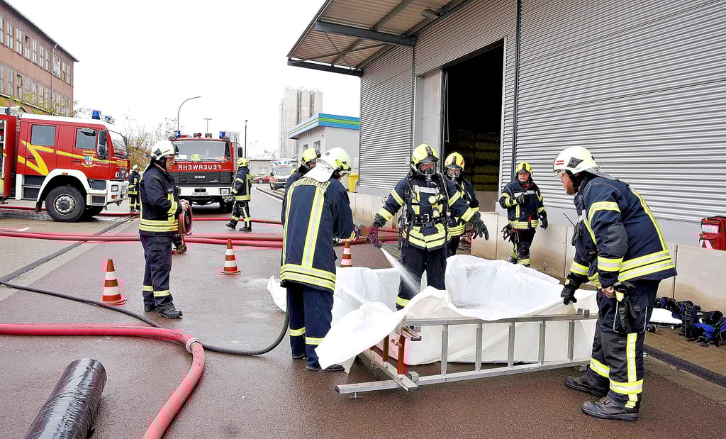Kameraden der Freiwilligen Feuerwehr bekämpfen im November 2019 einen Brand bei der Firma Pergande in Weißandt-Gölzau.