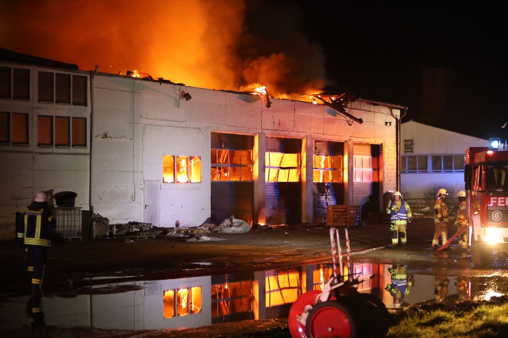 Bei einem Großbrand in einem Schweinemastbetrieb entstand hoher Sachschaden.