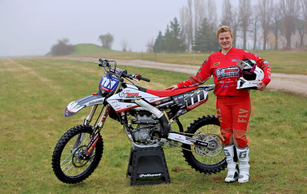 Anne Borchers startet mit ihrem neuen Bike, einer Fantic XXF 250, in die neue Saison. Auch ihr Helm, ein LS2, ist neu. Zum Auftakt reist sie zum ersten WM-Rennen in das italienische Montova. Dort hofft sie auf einen guten Start.