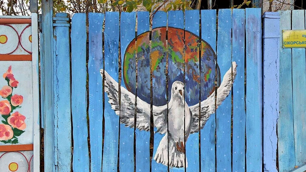 Diese Aufnahme ist vor zwei Jahren in der ukrainischen Kleinstadt entstanden, die von den Maltesern in Magdeburg unterstützt wird. Mehr denn je steht die Friedenstaube als Symbol der Hoffnung.
