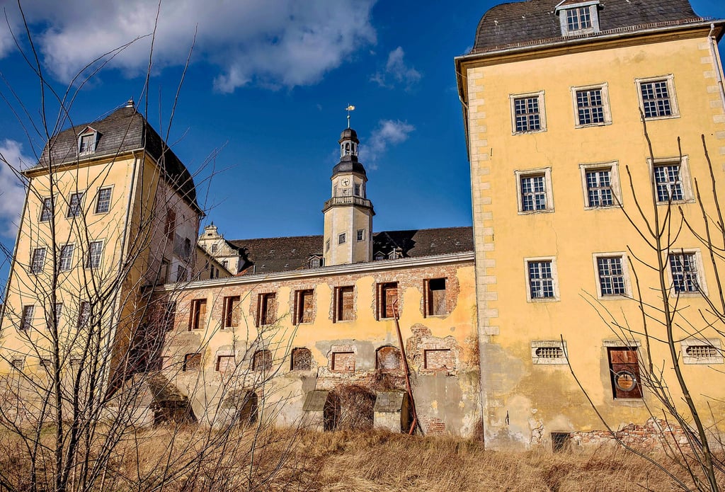 Majestätisch, aber noch in bemitleidenswertem Zustand: das Coswiger Schloss. Hier die Ansicht des Südflügels.