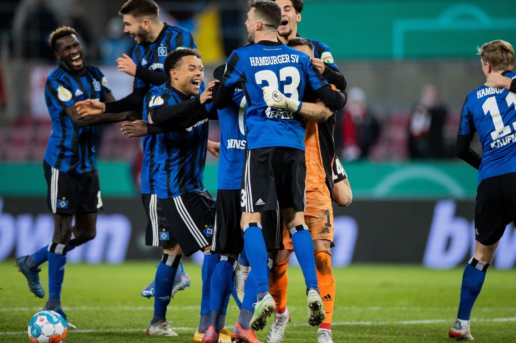 Die Spieler des Hamburger SV freuen sich über den Sieg im Elfmeterschießen.