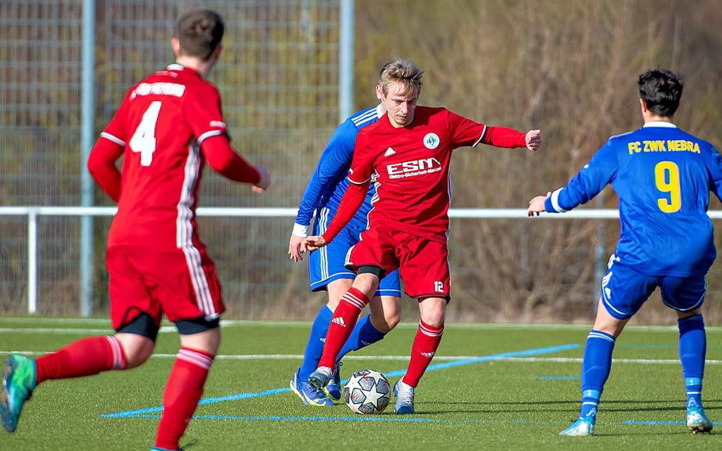 Christian Lewald (am Ball) erzielte zwei Tore beim 5:2-Erfolg der Freyburger im Testspiel gegen Nebra. Am kommenden Samstag startet das RSK-Team in Wengelsdorf in die Rückrunde der Landesklasse, Staffel 9.