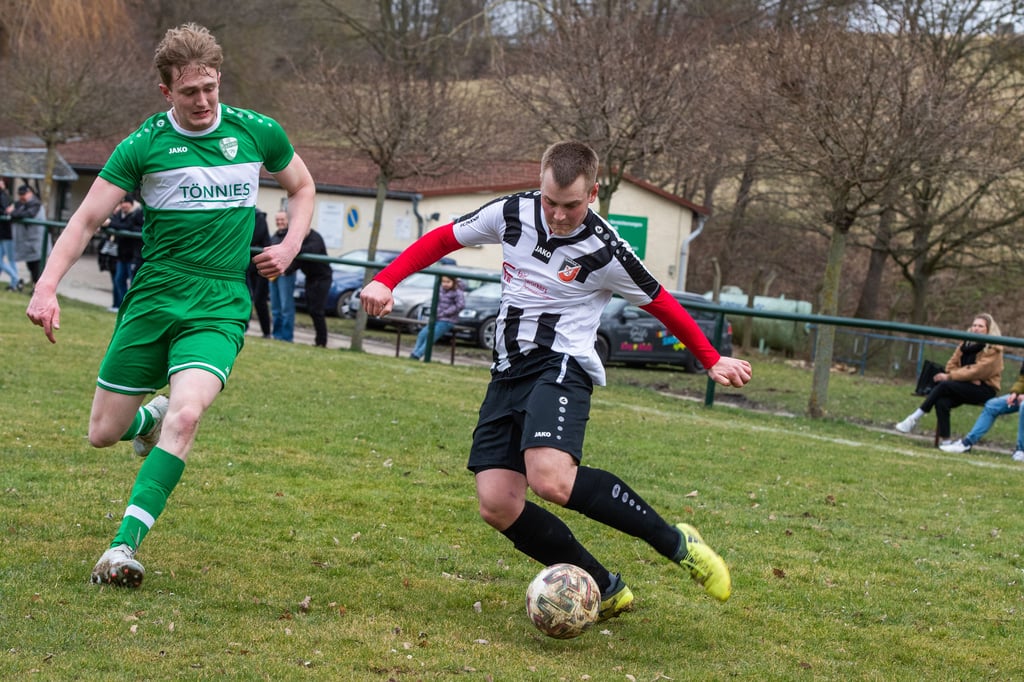 Ludwig Schlag (l.), hier mit Gästespieler Fabian Großmann, schnürte bei der Aufholjagd der Löbitzer einen Tore-Doppelpack.
