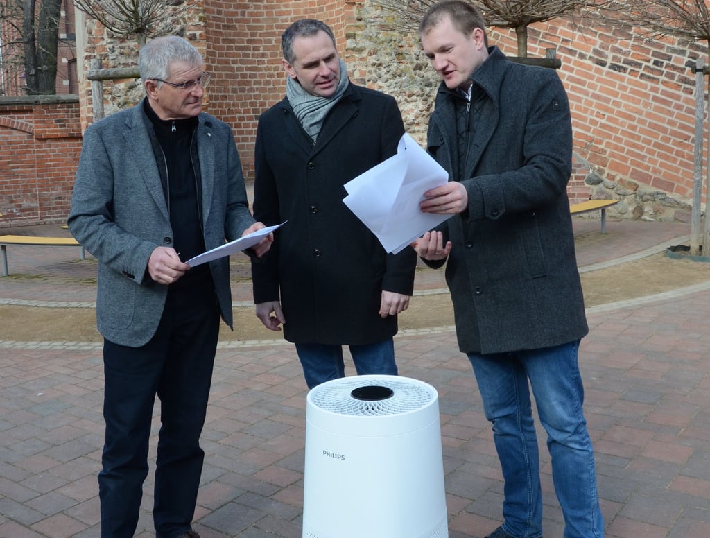 Schulleiter Torsten Herms (von links) , Hauptamtsleiter Steffen Schilm und Avacon-Kommunalreferent Carsten Birkholz tauschen sich über die Arbeitsweise des Luftfilters aus.