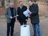 Schulleiter Torsten Herms (von links) , Hauptamtsleiter Steffen Schilm und Avacon-Kommunalreferent Carsten Birkholz tauschen sich über die Arbeitsweise des Luftfilters aus. 