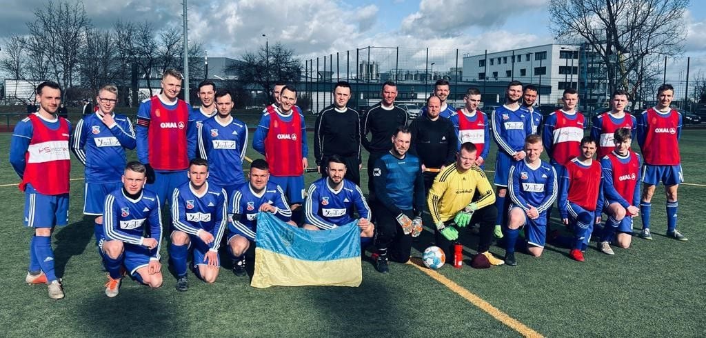 Die Landesklasse-Kicker des ESV Herrengosserstedt zeigten vor dem Testspiel bei der TSG Stotternheim Flagge.