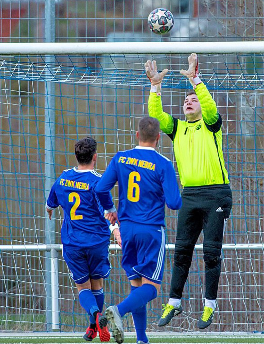 ZWK-Keeper Oliver Trabert fängt hier den Ball vor seinen Teamkollegen Tom Bruder (l.) und Oliver Schulschefski.