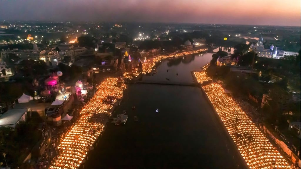 Ein riesiges Lichtermeer mit 1 171 078 Öllämpchen hat die Regierung des indischen Bundesstaates Madhya Pradesh zum hinduistischen Fest Maha Shivaratri inszeniert.