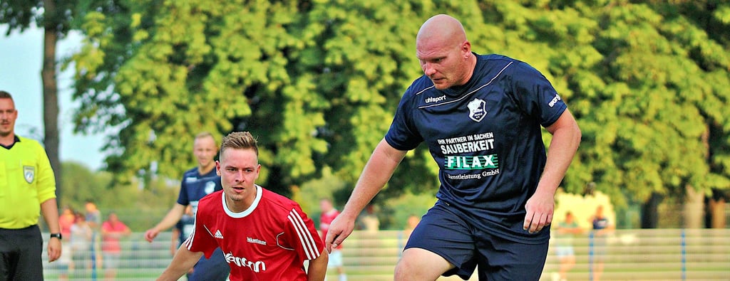 Justin Denndorf (links) und seine Mitspieler des SV Rot-Weiß Groß Rosenburg haben bereits ein Pflichtspiel absolviert. Die TSG Calbe um Keven Harms starten hingegen aus dem Kalten.