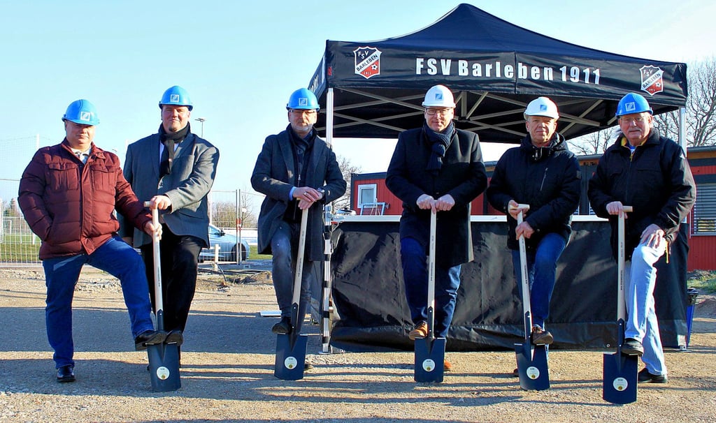 Reinhard Lüder, Frank Nase, Mario Mischok, Frank Menz, Ingolf Nitschke und Franz-Ulrich Keindorff (von links) läuten mit einen symbolischen Spatenstich die Bauarbeiten für das neue Mehrzweckgebäude des FSV Barleben ein.