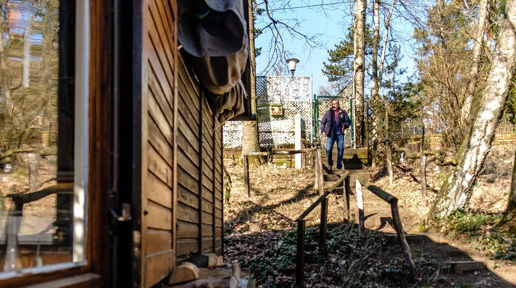 Umgeben von dichtem Wald hat sich Klaus Nunweiler mit seiner Holzhütte einen Rückzugsort geschaffen, wenn er dem Alltag entfliehen möchte.
