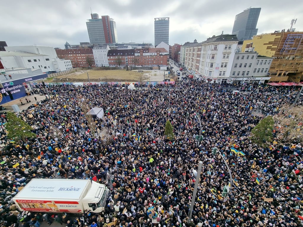 Demonstranten auf dem Spielbudenplatz und der Reeperbahn im Hamburger Stadtteil St. Pauli.