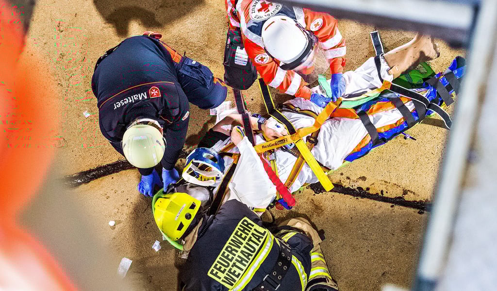 Üben für den Ernstfall: Die Feuerwehr Stößen trainiert mit DRK und Maltesern auf dem Midewa-Gelände die Rettung eines abgestürzten Mitarbeiters.