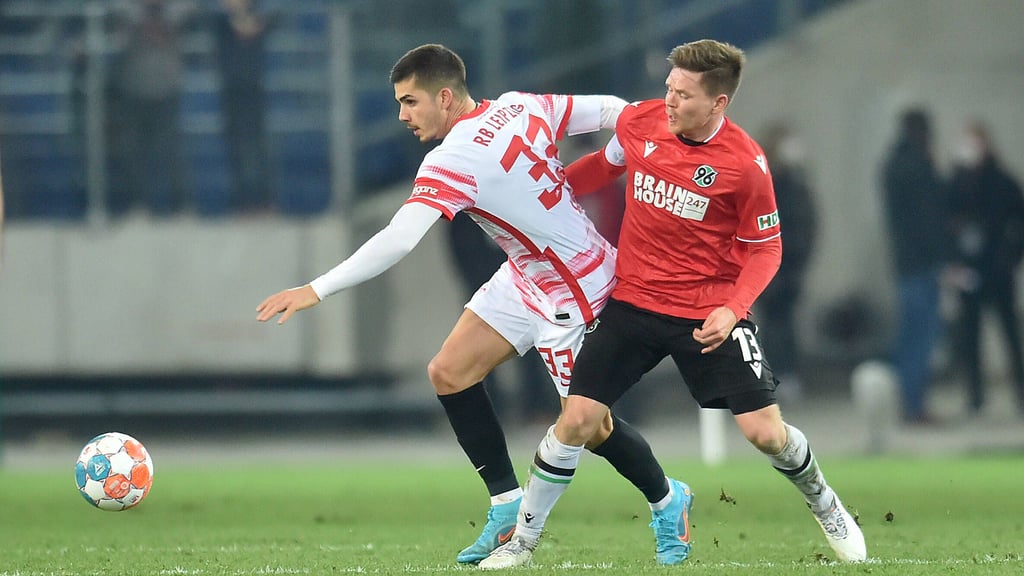 RB Leipzigs Andre Silva (l.) im Zweikampf mit Dominik Kaiser (Hannover 96)