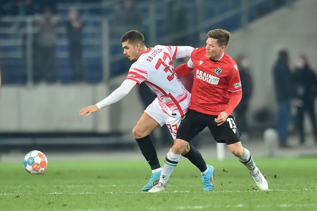 RB Leipzigs Andre Silva (l.) im Zweikampf mit Dominik Kaiser (Hannover 96)