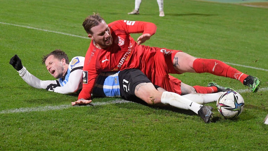 Vorfreude auf das Sachsen-Anhalt-Duell: Jan Löhmannsröben (rechts, hier im Zweikampf mit Richard Neudecker vom TSV 1860 München) spielt mit dem Halleschen FC am Sonnabend bei seinem ehemaligen Verein 1. FC Magdeburg.