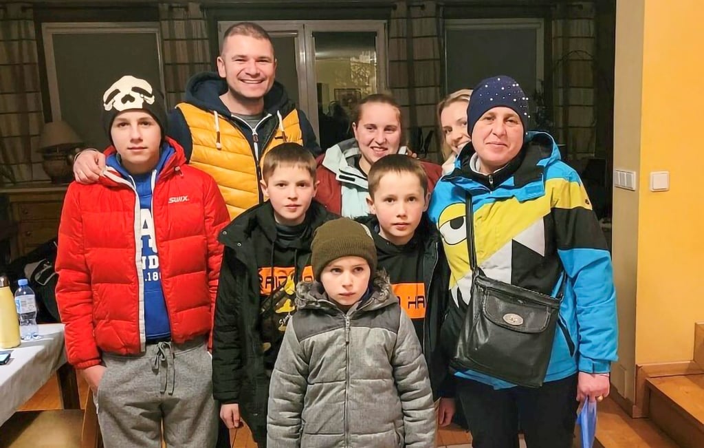 Ein Boxer aus Danzig (2.v.l.) hat die Familie eines ukrainischen Boxers abgeholt. Timo Hoffmann zahlt ihnen einen Monat lang die Miete.