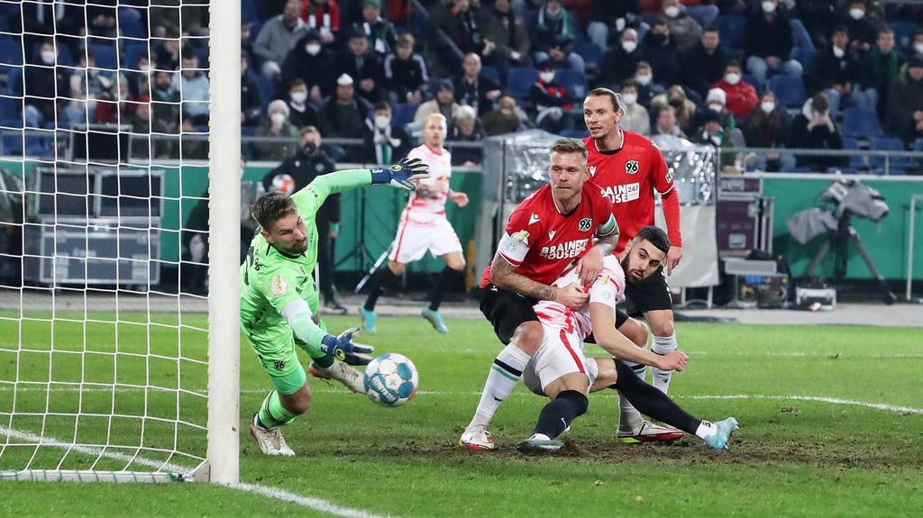 96-Keeper Zieler verhindert einen Treffer des starken RB-Verteidigers Josko Gvardiol
