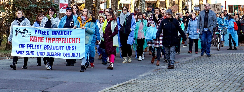 Demo zur einrichtungsbezogenen Impfplicht beim Kreistag in Haldensleben im Ameos Gesellschaftshaus. Die Demonstranten überreichen eine Unterschriftenliste zur Aussetzung der einrichtungsbezognen Impfpflicht.