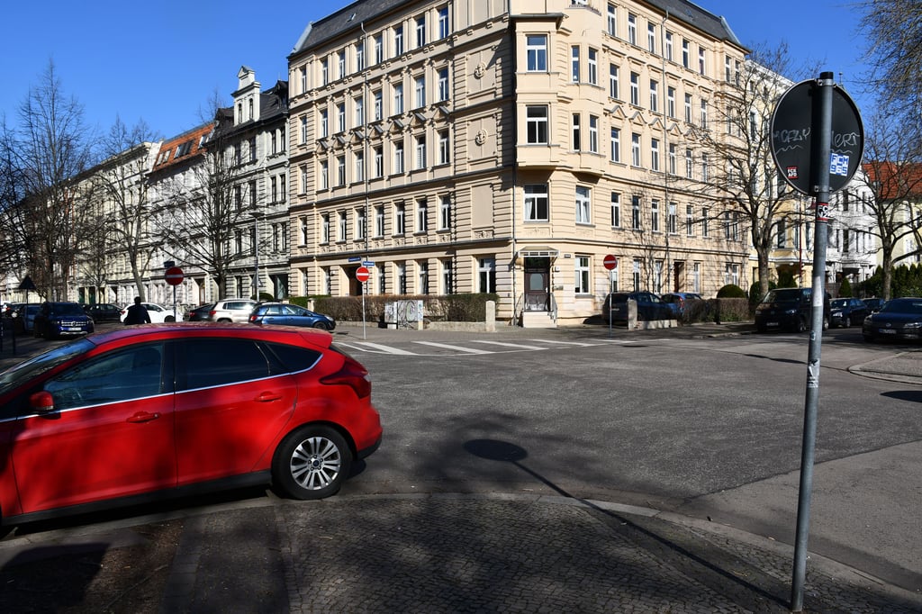 Ein Falschparker an einer Kreuzung in Magdeburg-Stadtfeld.