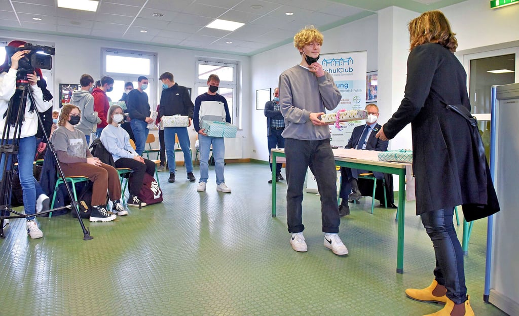 Geschenkezeit in Wolfen: Schulleiterin Uta Prüfer (r.) nimmt Beamer, Leinwände und Zubehör für das Heinrich-Heine-Gymnasium entgegen.