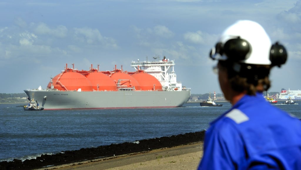Der Frachter hat flüssiges Erdgas (LNG) geladen.