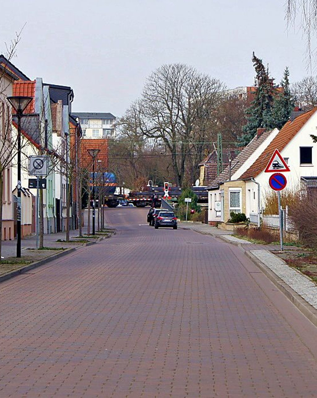 Die Gartenstraße liegt beschaulich hinter den Bahnschienen.