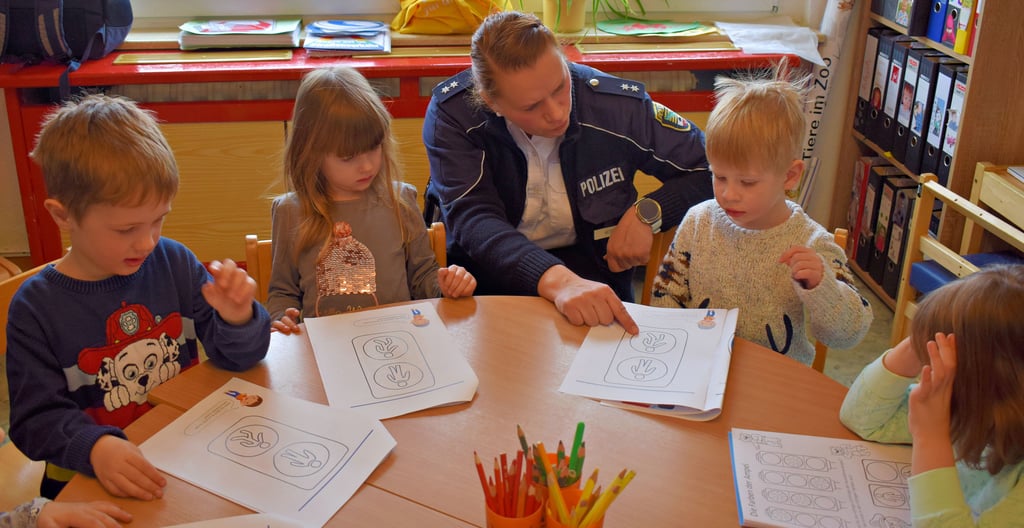 Welche Farben zeigt eine Fußgängerampel? Das war eine Frage für die jüngeren Kinder. Die Vorschulkinder beschäftigten sich währenddessen mit der Ampel für Autofahrer. Die RBBs Nadine Hesse und Sina Wilke (nicht auf dem Foto) gaben dabei Hilfestellungen.