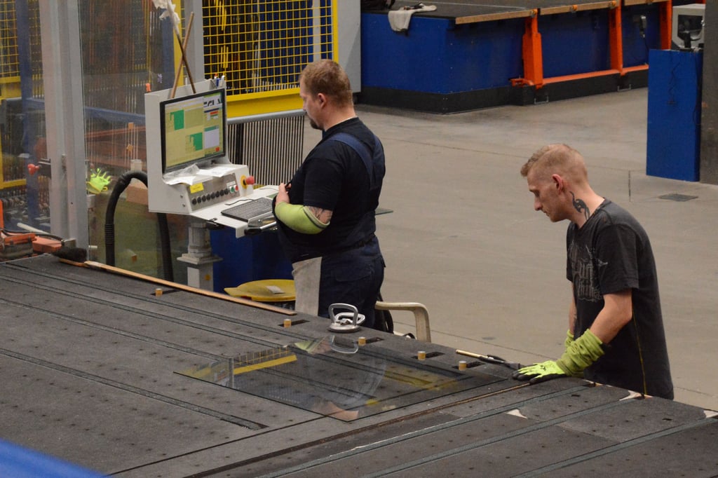 Den Semcoglas Standort in Zerbst gibt es seit 1994. Verarbeitet werden im Isolierglaswerk die verschiedensten beschichteten Gläser. Hier ein Blick in die Produktionshalle beim Glasschnitt..