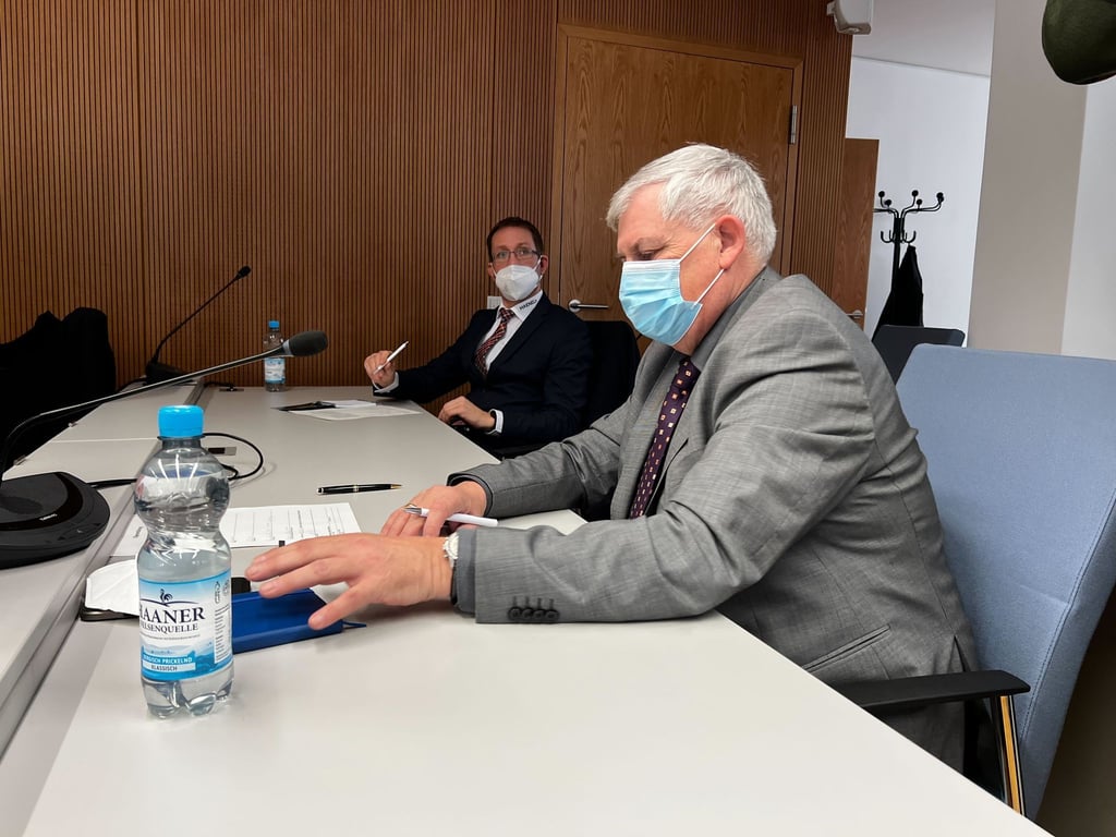 Olaf Sauer (r), Geschäftsführer von C.G.Haenel, und Swen Lahl, für Finanzen zuständiger Prokurist der Waffenfirma aus Suhl in Thüringen in einem Raum des Oberlandesgerichts.