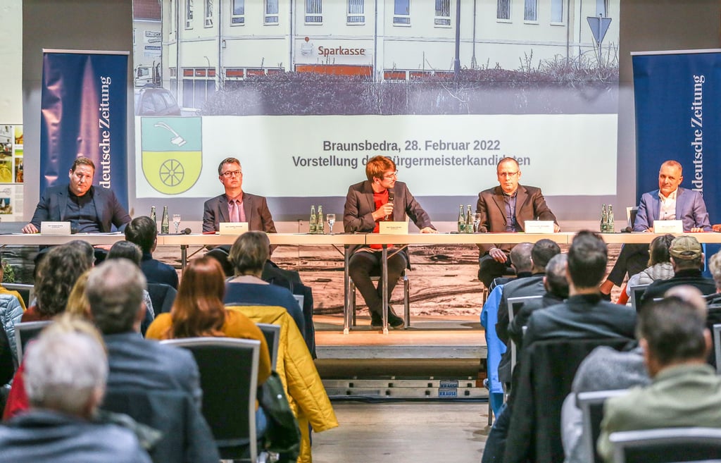 Die Braunsbedraer Bürgermeisterkandidaten Robert Evers (l.), Steffen Schmitz (2.v.l.), Carsten Schmeißer (2.v.r.) und Ingo Heyde (r.) stellten sich beim Wahlforum Fragen der MZ und von Lesern. Der amtierende Leiter der Lokalredaktion Merseburg, Robert Briest (M.), moderierte die Veranstaltung.