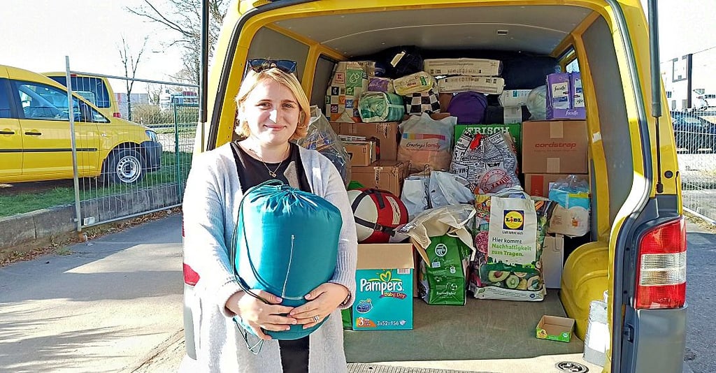 Romana Myslitska hier an einem der gelben Autos, mit denen früher Post transportiert wurde. Jetzt liefert das Unternehmen ihres Vaters damit Hilfsgüter in die Ukraine.