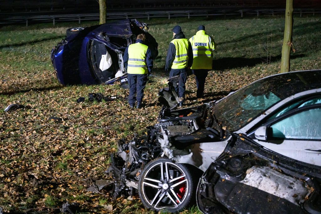Polizisten begutachten die Unfallwracks an der Unfallstelle. Ein Autofahrer ist auf der A7 in Hamburg mit einem anderen Wagen zusammengeprallt und gestorben.